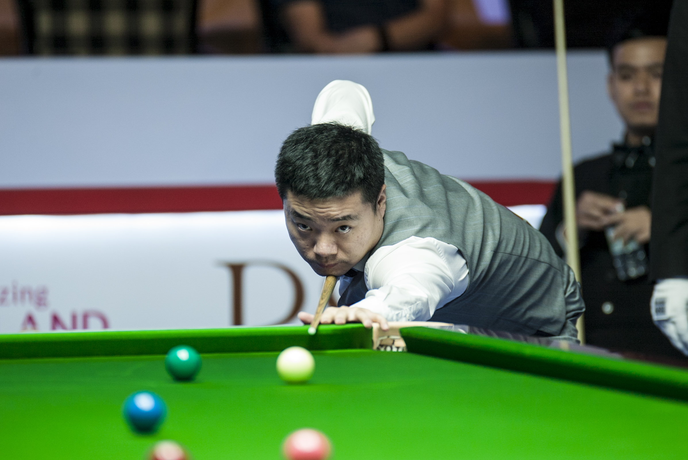 通过她的努 通过她的努